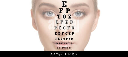 Young woman's face sur fond blanc. L'institut de recherche et de technologie médicale, les problèmes oculaires, l'ophtalmologie, la correction de la vue au laser. Notion de santé et médecine. Collage créatif. Banque D'Images