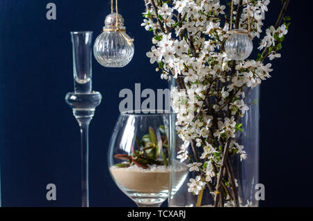 Décorations de fleur de mariage original sous forme de mini-vases et bouquets de fleurs, accroché à un rameau en fleurs Banque D'Images