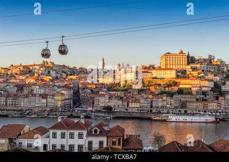 Coucher de soleil sur le quartier de Ribeira et ancien palais épiscopal, Site du patrimoine mondial de l'Unesco, Porto, Portugal, Europe Banque D'Images