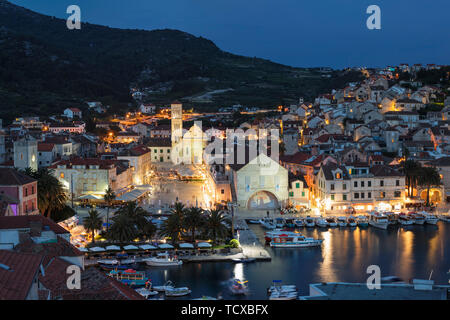 Vue sur le port de la vieille ville de Hvar, l'île de Hvar, Dalmatie, Croatie, Europe Banque D'Images