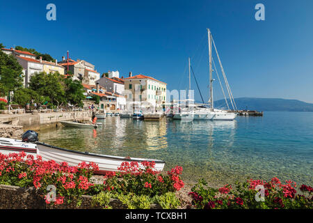 Bateaux de pêche au port, l'île de Cres Valun, golfe de Kvarner, Croatie, Europe, Banque D'Images