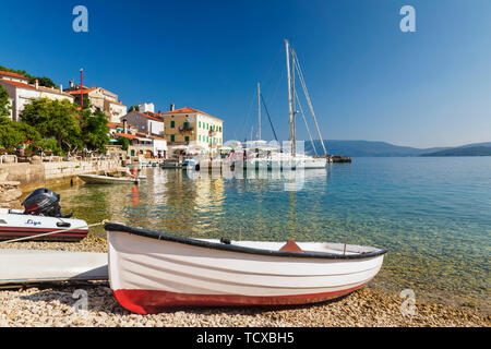 Bateaux de pêche au port, l'île de Cres Valun, golfe de Kvarner, Croatie, Europe, Banque D'Images