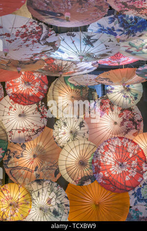 L'artisanat traditionnel chinois, de l'huile sur ombrelles. Banque D'Images