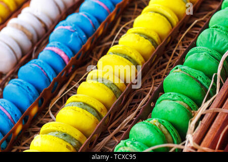 Macarons colorés. Sucreries traditionnelles avec une pince d'argent Banque D'Images