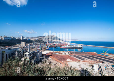 Vue sur le port d'Oran, Algérie, Afrique du Nord, Afrique Banque D'Images