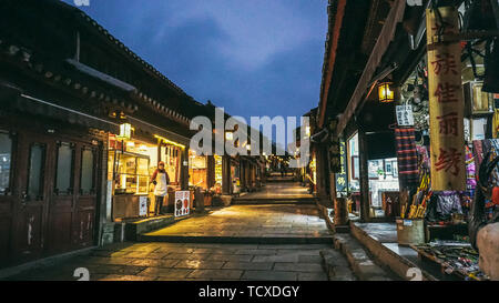 Nuit dans l'ancienne ville de Qingyan Banque D'Images