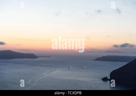 Incroyablement élevé sur scène romantique au coucher du soleil de Santorin. Banque D'Images