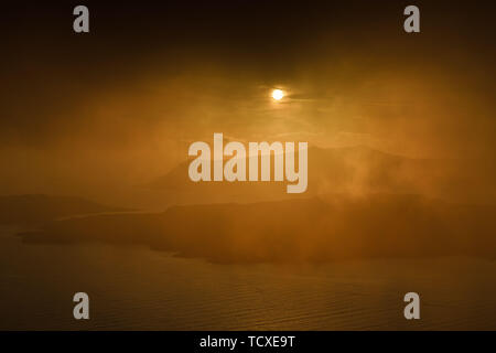 Incroyablement élevé sur scène romantique au coucher du soleil de Santorin. Peu avant le coucher du soleil Banque D'Images