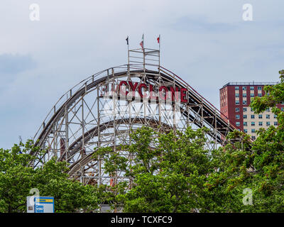 New York - États-Unis, le 17 juin 2015 -Le Cyclone rollercoaster dans Coney Island à New York Banque D'Images