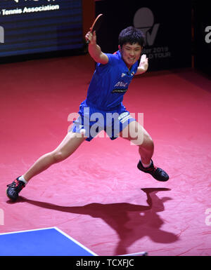 Tomokazu Harimoto du Japon renvoie un shot de Lin Gaoyuan de Chine dans le men's tennis de table des célibataires match final au cours de l'ITTF World Tour 2019 Open de Hong Kong à Hong Kong, Chine, le 9 juin 2019. Banque D'Images