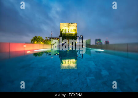 Piscine à débordement de la Thaïlande décors Banque D'Images