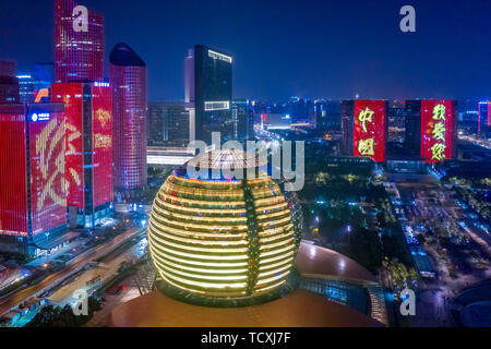 Au cours de la Fête du Printemps à Beijing à la fin de janvier 2019, de prendre des photos de la nuit sur les deux côtés de la rivière Qiantang. Banque D'Images