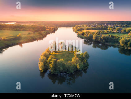 Vue aérienne de la petite île avec des arbres verts dans la rivière Banque D'Images