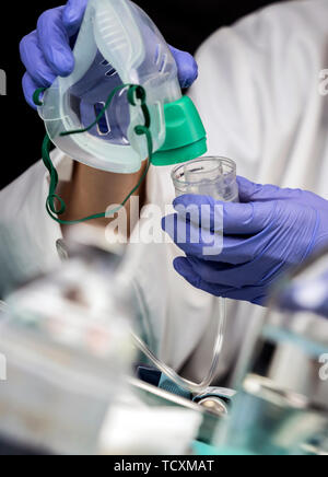 Infirmière prépare un masque à oxygène à l'hôpital, conceptual image Banque D'Images