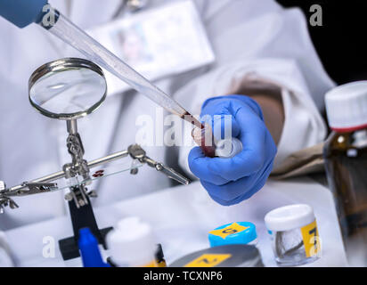 Extraits de la police scientifique scène du crime de sang au laboratoire de médecine légale de vérifier l'ADN, conceptual image Banque D'Images