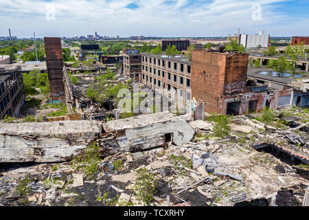 Detroit, Michigan - Les ruines de l'ancienne usine Packard. Ouvert en 1903, les 3,5 millions de pieds carrés usine emploie 40 000 travailleurs avant de fermer en 19 Banque D'Images