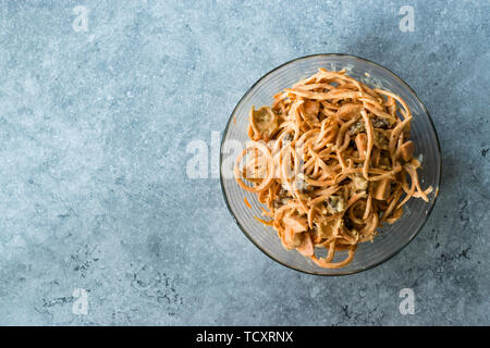 Les renforts spiralés Sweet Salade de pommes de terre avec sauce Tahini / Tahin, noix et fromage dans du verre Bow.l. L'alimentation biologique. Banque D'Images