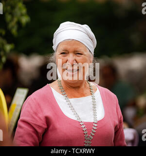 Editorial : 9 juin 2019 : Chatenois, France. Fancy-dress carnival sous les murs de la forteresse médiévale en Alsace. Banque D'Images