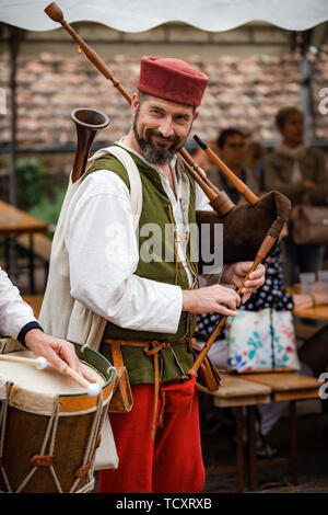 Editorial : 9 juin 2019 : Chatenois, France. Fancy-dress carnival sous les murs de la forteresse médiévale en Alsace. Banque D'Images