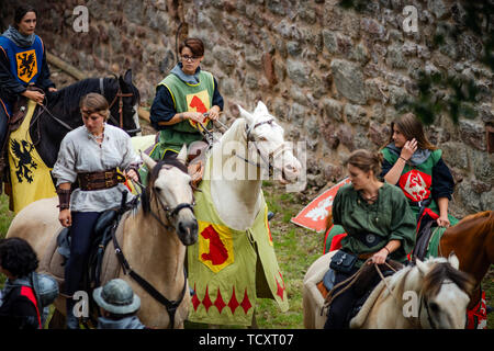 Editorial : 9 juin 2019 : Chatenois, France. Fancy-dress carnival sous les murs de la forteresse médiévale en Alsace. Banque D'Images