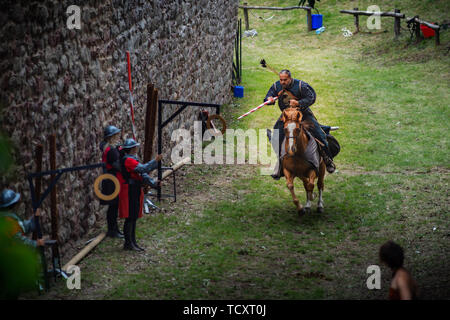 Editorial : 9 juin 2019 : Chatenois, France. Fancy-dress carnival sous les murs de la forteresse médiévale en Alsace. Banque D'Images