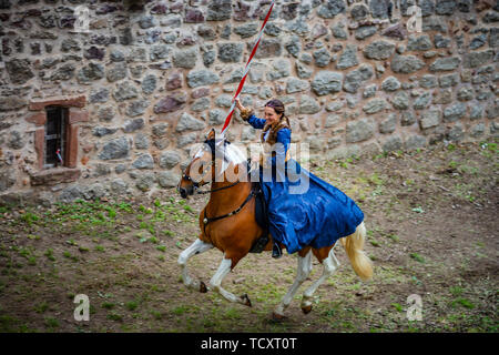 Editorial : 9 juin 2019 : Chatenois, France. Fancy-dress carnival sous les murs de la forteresse médiévale en Alsace. Banque D'Images