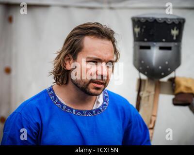 Editorial : 9 juin 2019 : Chatenois, France. Fancy-dress carnival sous les murs de la forteresse médiévale en Alsace. Banque D'Images