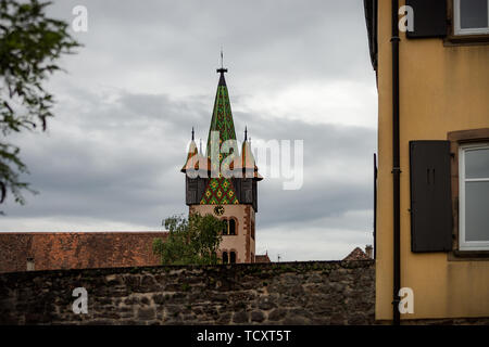 Editorial : 9 juin 2019 : Chatenois, France. Fancy-dress carnival sous les murs de la forteresse médiévale en Alsace. Banque D'Images