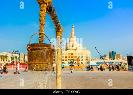 Libre de couler de l'eau au vieux puits fontaine, célèbre place au milieu de Souq Waqif, centre de Doha, au Qatar. Moyen-orient, Péninsule Arabique. Doha Banque D'Images