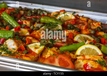 Légumes avec de la viande cuite au four en argile pan Banque D'Images