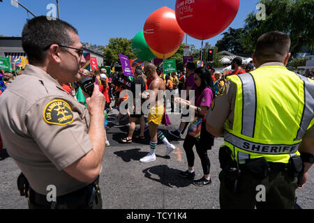 Los Angeles County adjoints du shérif de garder un œil sur la la Pride Parade lors de son passage à West Hollywood, Californie. 49e congrès annuel de la gay pride parade comprend un festival de musique et un défilé qui attire les foules. Banque D'Images