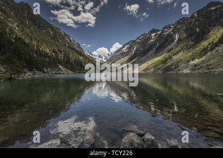 Europe, France, Pyrénées, 06-2019, le lac de Gaube est un lac des Pyrénées françaises, dans le département des Hautes-Pyrénées, près de la ville de Cauterets. Banque D'Images