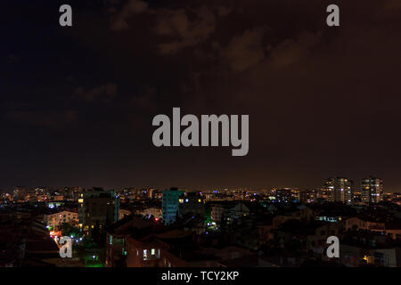 Ciel de nuit par ville - Antalya, Turquie, 06.08.2019 Banque D'Images