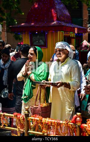 Les dévots prient à l'Kheer Bhawani temple pendant le festival hindou annuel dans le district de Ganderbal, à environ 30km au nord-est de Srinagar au Cachemire. Des milliers d'hindous du Cachemire, dont beaucoup ont été déplacées il y a 20 ans, ont assisté au festival afin d'adorer la déesse hindou Mata Kheer Bhawani le jour de sa naissance. Quelque 200 000 pandits cachemiris ont fui la région au début des années 90 au début de l'insurrection contre la règle indienne principalement à la ville du sud de l'hindou du Jammu-et ils reviennent chaque année pour le festival. Banque D'Images