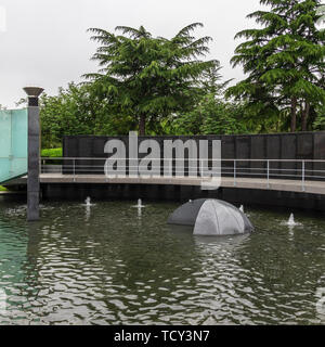 Vue panoramique sur la plaque avec les noms des soldats tombés et fontaine à l'intérieur de cimetière commémoratif des Nations Unies de guerre de Corée à Busan, Corée du Sud, en Asie. Banque D'Images