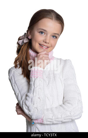 Portrait of smiling little girl wearing pull-over chaud sur fond blanc Banque D'Images