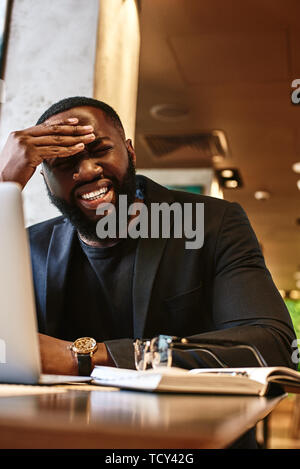 Frustrés stressed businessman se sentir fatigué de travailler assis à l'ordinateur de travail, épuisé man in suit souffre de troubles de la vue ou de la vision floue pr Banque D'Images