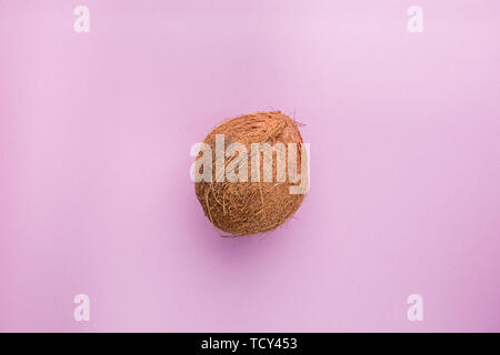 Avec motif sur coco mûre fond rose. Vue de dessus, copiez l'espace, mise à plat, pop art design concept créatif de l'été. Bannière. Banque D'Images