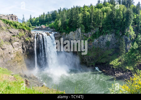 Vue de la majestueuse Snoqualmie Falls dans l'État de Washington. Banque D'Images