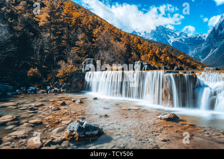 Paysage d'automne de bleu de la vallée de la Lune en montagne neige Yulong, Lijiang, Yunnan, Chine Banque D'Images