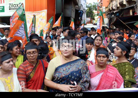 MP BJP Locket Chatterjee avec BJP travailleuses vu pendant la manifestation de Kolkata. Au moins quatre personnes ont été tuées et trois autres gravement blessés dans les affrontements qui ont éclaté entre l'Inde et de tous les congrès Trinamool Bhartiya Janata partisans dans Basirhat au Nord 24 Parganas district sur samedi soir. Il est affirmé que les affrontements ont éclaté au cours de la dépose de drapeaux des partis politiques. Le secrétaire général de l'état BJP Sayantan Basu dit, trois travailleurs Parti BJP Sukanta Mondal, Pradip Mondal et Shankar Mondal est mort dans cet affrontement. Banque D'Images