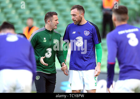 République d'Irlande est Richard Keogh (à droite) parle de coach Robbie Keane au cours de la réchauffer avant de l'UEFA Euro 2020 Groupe d match de qualification, à l'Aviva Stadium de Dublin. Banque D'Images