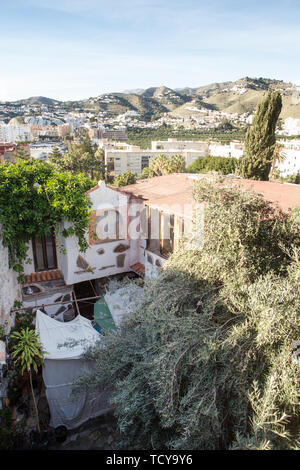 Descendre le jardin arrière avec les montagnes en arrière-plan de almunecar Banque D'Images