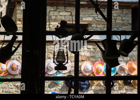 Atelier chaudronnier sur cuivre fait main et choses, Lahich, Azerbaïdjan. Intérieur de chaudronnier atelier dans le village. Banque D'Images