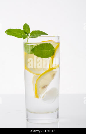 Un verre de limonade sur un fond blanc Banque D'Images