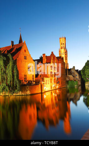 Vue sur la célèbre attraction touristique de Bruges - Rozenhoedkaai vue canal avec beffroi et maisons anciennes le long de canal avec arbre dans la nuit. Belgique Banque D'Images