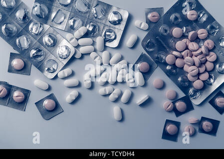 Vue de dessus de nombreux médicaments, la médecine ou les comprimés comprimés de vitamine et vide sous blister en bleu ton - concept de santé opioïdes Banque D'Images