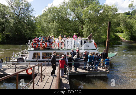 Les touristes à bord d'un navire de plaisance pour une excursion en bateau sur la rivière Avon le long d'une journée d'été en juin, de Bathampton à Bath, Somerset England UK Banque D'Images