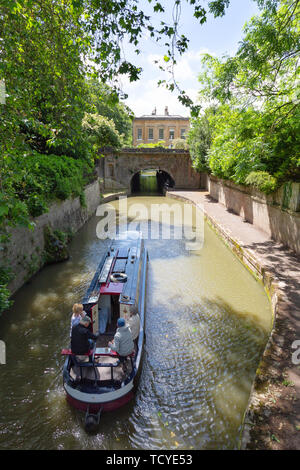 Somerset Bath Angleterre UK ; le canal Kennet et Avon, - un canal bateau sous un pont le long d'une journée d'été en juin, baignoire England UK Banque D'Images