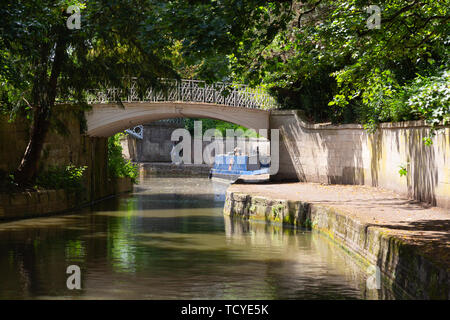 Kennet and Avon Canal Baignoire Angleterre - un bateau amarré sur le canal Kennet and Avon Canal au Bath Somerset UK Banque D'Images